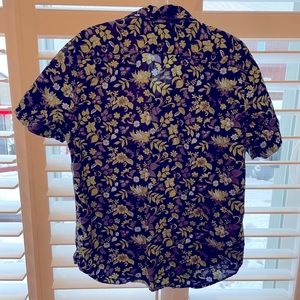 Levi’s size large. Men short sleeve button down. Standard fit. Worn twice